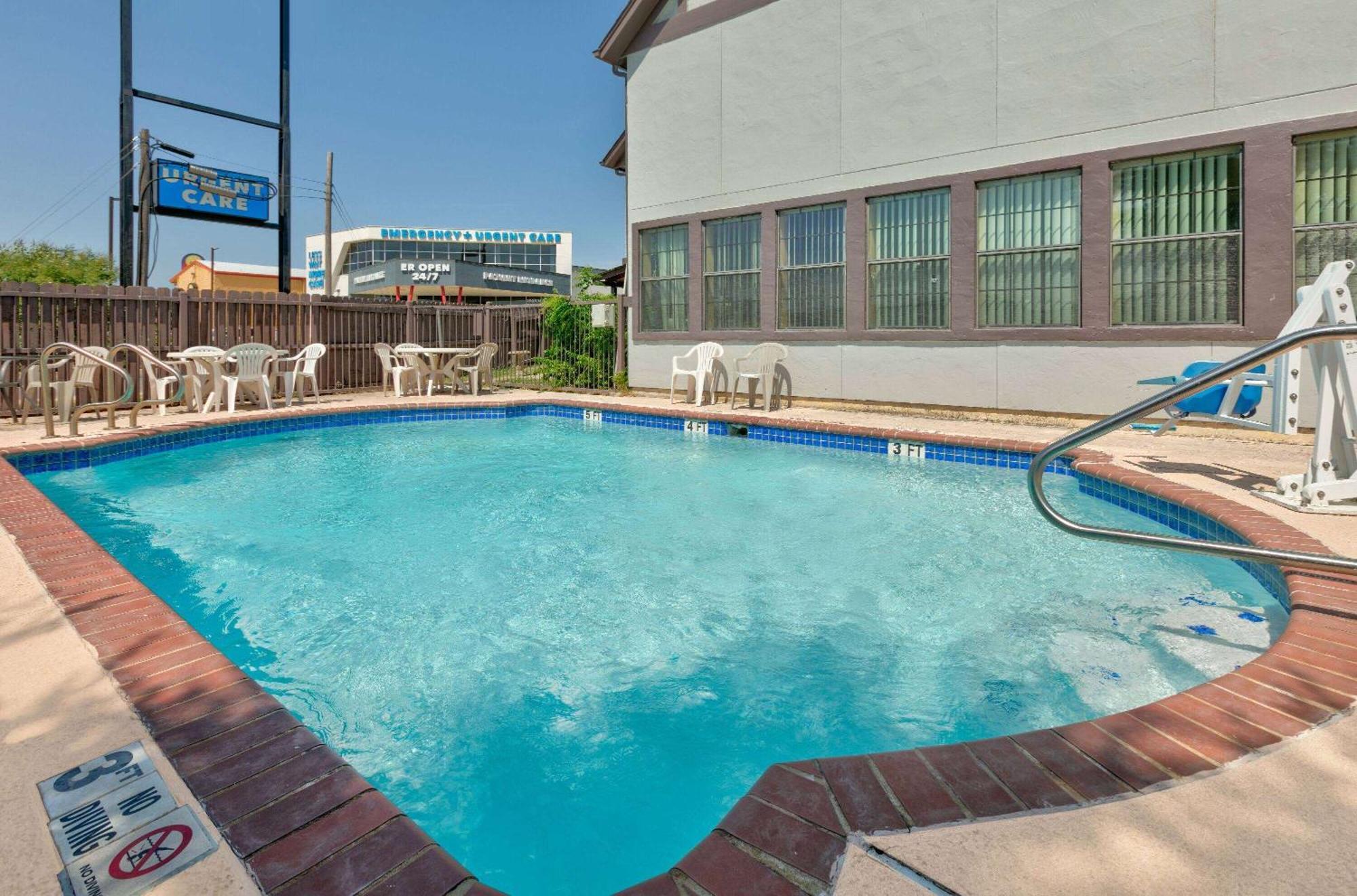 Howard Johnson By Wyndham Hotel San Marcos