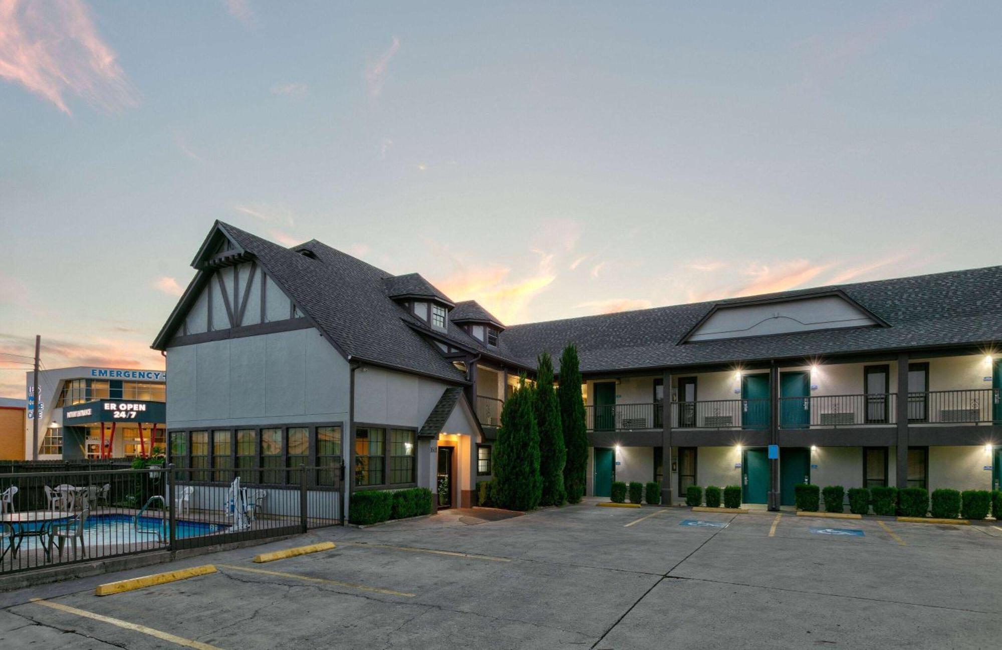 Howard Johnson By Wyndham Hotel